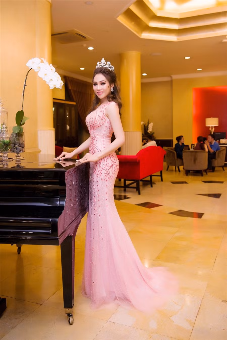 Cô gái chân dài 1,2 mét.