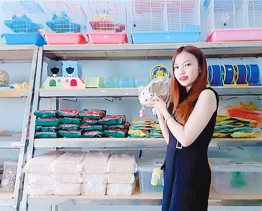 Chị Nguyễn Thị Bích Ngọc bên các “đồ chơi” dành cho chuột hamster tại cửa hàng của mình. Ảnh: M.T