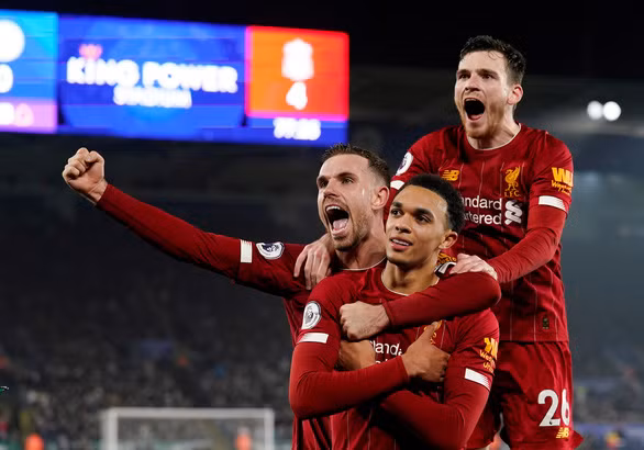 Alexander-Arnold (giữa) có một trận đấu xuất sắc - Ảnh: REUTERS
