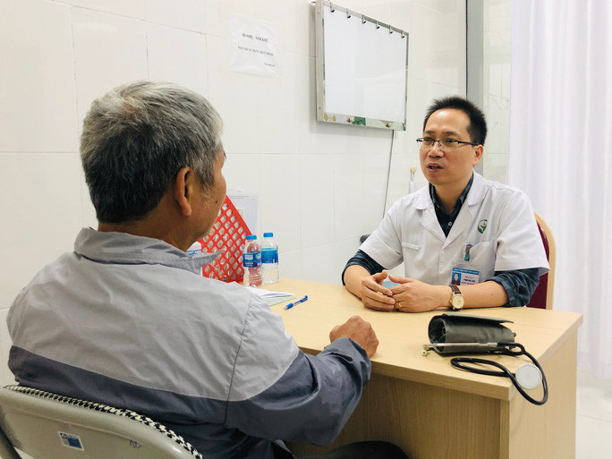Các bác sĩ khám bệnh và tư vấn, giúp người dân phòng ngừa đột quỵ