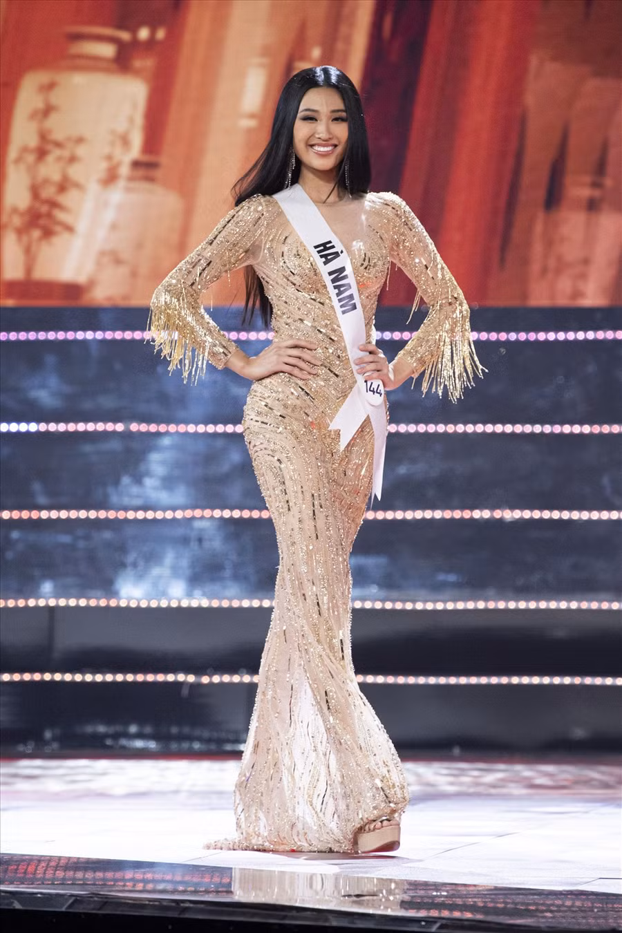  Kết thúc phần thi, Top 10 thí sinh xuất sắc được gọi tên để vào phần thi trình diễn trang phục dạ hội. Ảnh: MUVN.