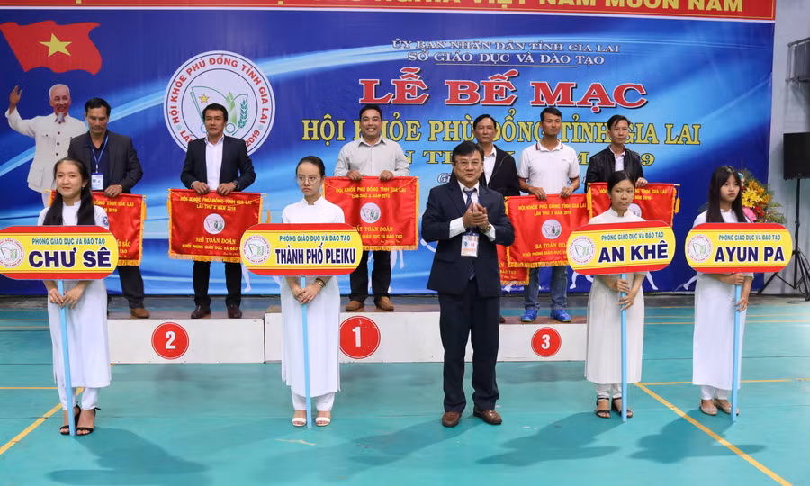 Ban Tổ chức trao giải nhất, nhì, ba toàn đoàn ở khối Phòng GD-ĐT. Ảnh: Ngọc Sang