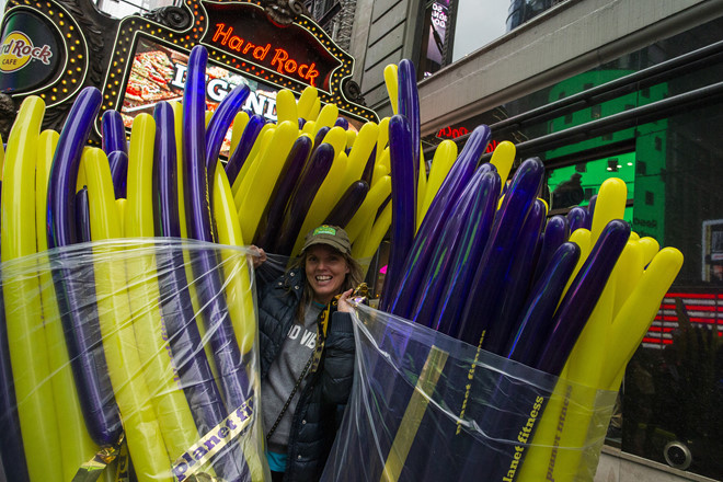 Một công nhân mang bong bóng để phân phát cho các đám đông dự lễ mừng năm mới trong đêm Giao thừa ở Quảng trường Thời đại tại thành phố New York, Mỹ ngày 30.12 - Ảnh: Reuters