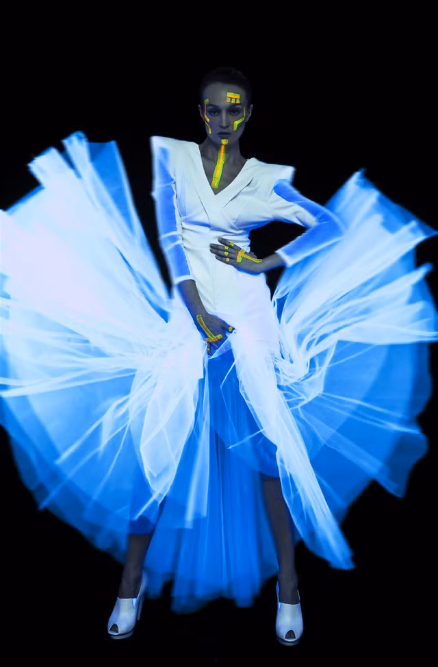 Với bộ sưu tập đầu tiên này, nhà thiết kế chọn chọn chất liệu chủ đạo là voan lưới, được xếp rất nhiều layer dập thủ công, tạo thành khối lớn.