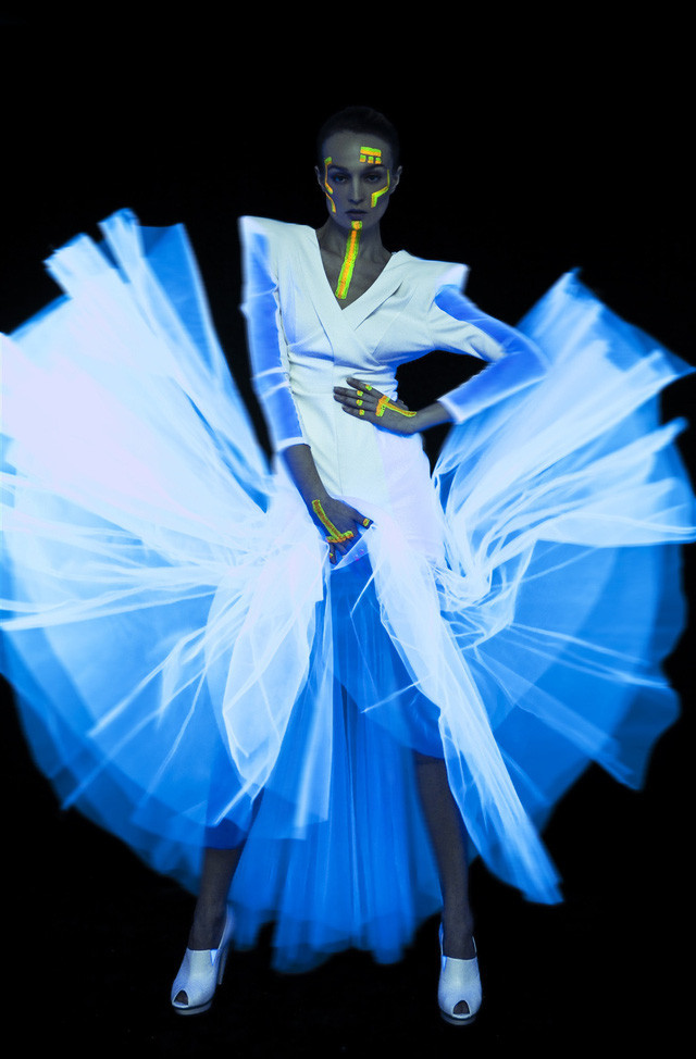 Với bộ sưu tập đầu tiên này, nhà thiết kế chọn chọn chất liệu chủ đạo là voan lưới, được xếp rất nhiều layer dập thủ công, tạo thành khối lớn.