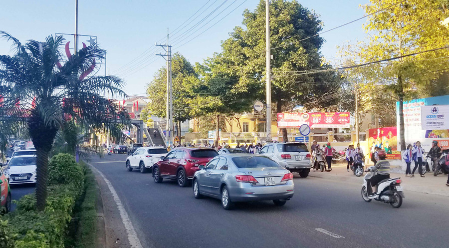 Xe của phụ huynh đưa đón con tại Trường THCS Phạm Hồng Thái. Ảnh: Gia Nguyễn