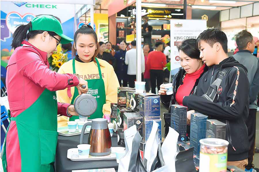  Khách tham quan được trải nghiệm, thưởng thức cà phê miễn phí. Ảnh: Đức Thụy