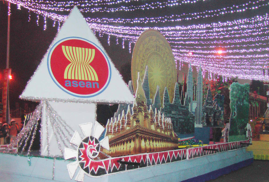 Biểu tượng Cộng đồng ASEAN. Ảnh: Thanh Nhật Biểu tượng Cộng đồng ASEAN. Ảnh: Thanh Nhật