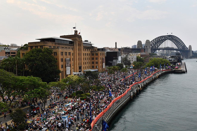 Nhiều người tập trung tại cảng Sydney của Úc để xem các lễ đón đêm Giao thừa - Ảnh: Reuters