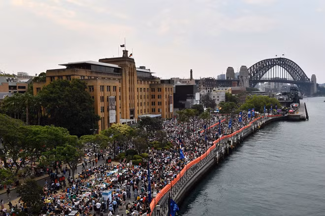 Nhiều người tập trung tại cảng Sydney của Úc để xem các lễ đón đêm Giao thừa - Ảnh: Reuters