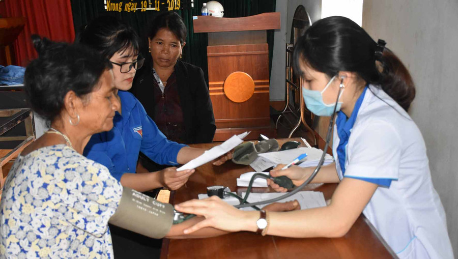 Khám bệnh cho người dân tại làng Tăng Lăng. Ảnh: Hà Phương