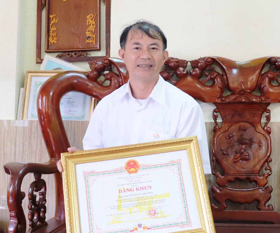  Ông Trường vừa được Chủ tịch UBND tỉnh tặng bằng khen có thành tích xuất sắc trong phong trào nông dân thi đua sản xuất kinh doanh giỏi. Ảnh: N.H