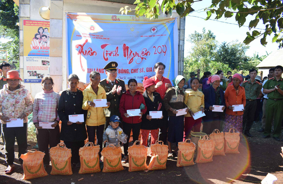 Trung tá Nguyễn Văn Tài- Phó trưởng phòng PA03 công an tỉnh Gia Lai tặng quà cho hộ nghèo xã H Bông. Ảnh: Hoàng Viên Trung tá Nguyễn Văn Tài- Phó trưởng phòng PA03 công an tỉnh Gia Lai tặng quà cho hộ nghèo xã H Bông. Ảnh: Hoàng Viên