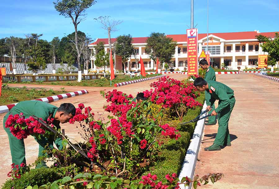  Chiến sĩ Trung đoàn 48 (Sư đoàn 320) chăm sóc hoa. Ảnh: V.H