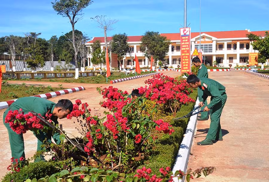  Chiến sĩ Trung đoàn 48 (Sư đoàn 320) chăm sóc hoa. Ảnh: V.H
