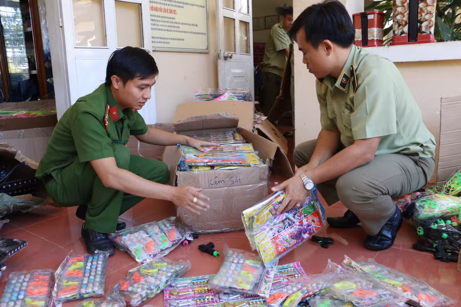 Tiến hành kiểm đếm sản phẩm. Ảnh: Quang Tấn