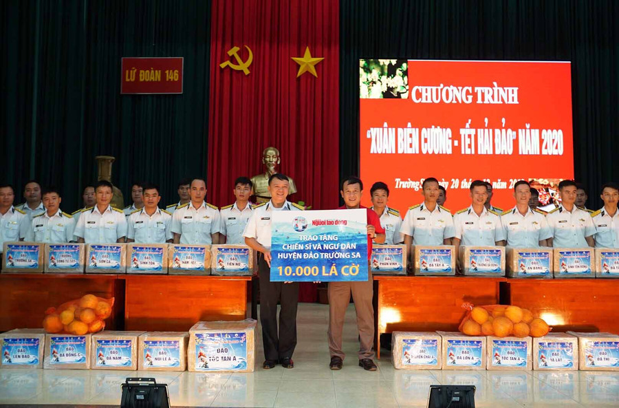  Trao tặng 10.000 lá cờ. Ảnh: Nguyễn Diệp