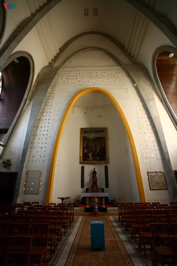 Cũng trong nội thất, ở hai cánh của cây thánh giá trên mặt bằng là hai không gian tưởng niệm. 