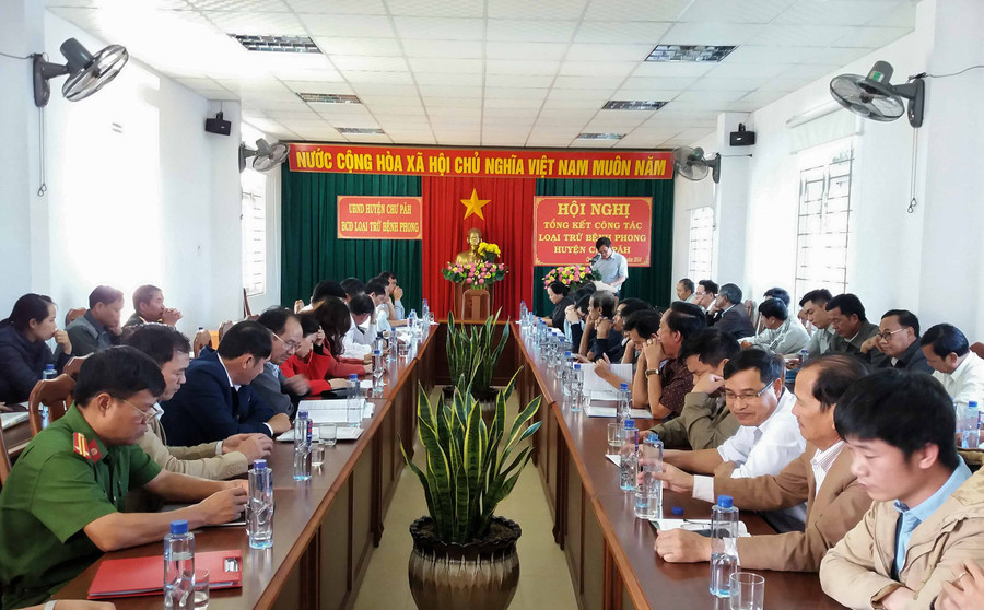 Hội đồng kiểm tra thông báo kết quả kiểm tra tại Hội nghị tổng kết công tác loại trừ bệnh phong huyện Chư Pah chiều 6-12. Ảnh: Như Nguyện