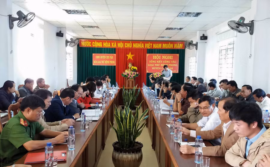 Hội đồng kiểm tra thông báo kết quả kiểm tra tại Hội nghị tổng kết công tác loại trừ bệnh phong huyện Chư Pah chiều 6-12. Ảnh: Như Nguyện