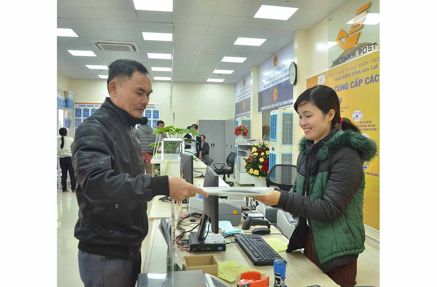  Người dân thực hiện thủ tục hành chính tại Bộ phận một cửa ở Bưu điện huyện Chư Pah. Ảnh: P.V