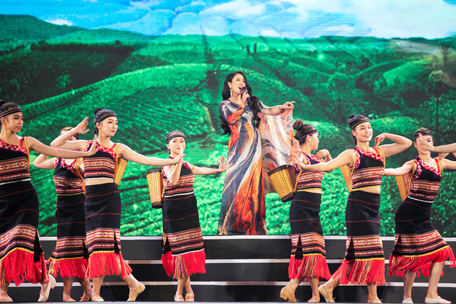 NSƯT Vân Khánh với ca khúc mở màn Hương sắc cao nguyên - Ảnh: Kiếng Cận