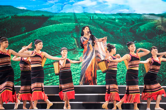 NSƯT Vân Khánh với ca khúc mở màn Hương sắc cao nguyên - Ảnh: Kiếng Cận