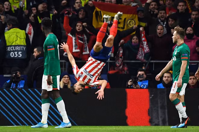 Felipe thực hiện pha ăn mừng bàn thắng ấn định chiến thắng cho Atletico Madrid để đoạt vé đi tiếp - Ảnh AFP