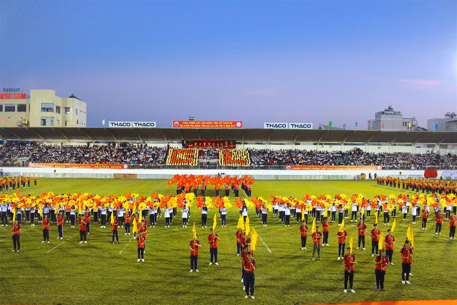 Chương trình đồng diễn với chủ đề “Sức vươn Phù Đổng của tuổi trẻ học đường Gia Lai”. Ảnh: Mộc Trà