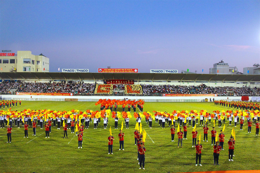 Chương trình đồng diễn với chủ đề “Sức vươn Phù Đổng của tuổi trẻ học đường Gia Lai”. Ảnh: Mộc Trà