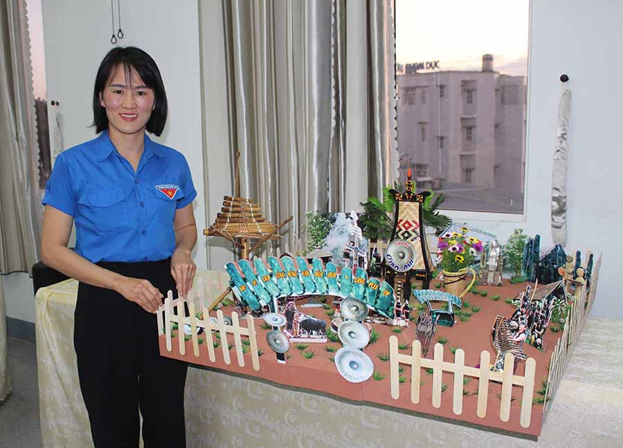Chị Khương Thị Ngọc Ánh với mô hình của dự án “Ơ này Jrai”. Ảnh: P.L  Chị Khương Thị Ngọc Ánh với mô hình của dự án “Ơ này Jrai”. Ảnh: P.L