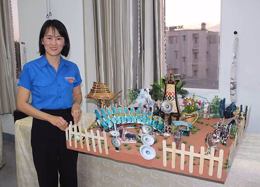  Chị Khương Thị Ngọc Ánh với mô hình của dự án “Ơ này Jrai”. Ảnh: P.L