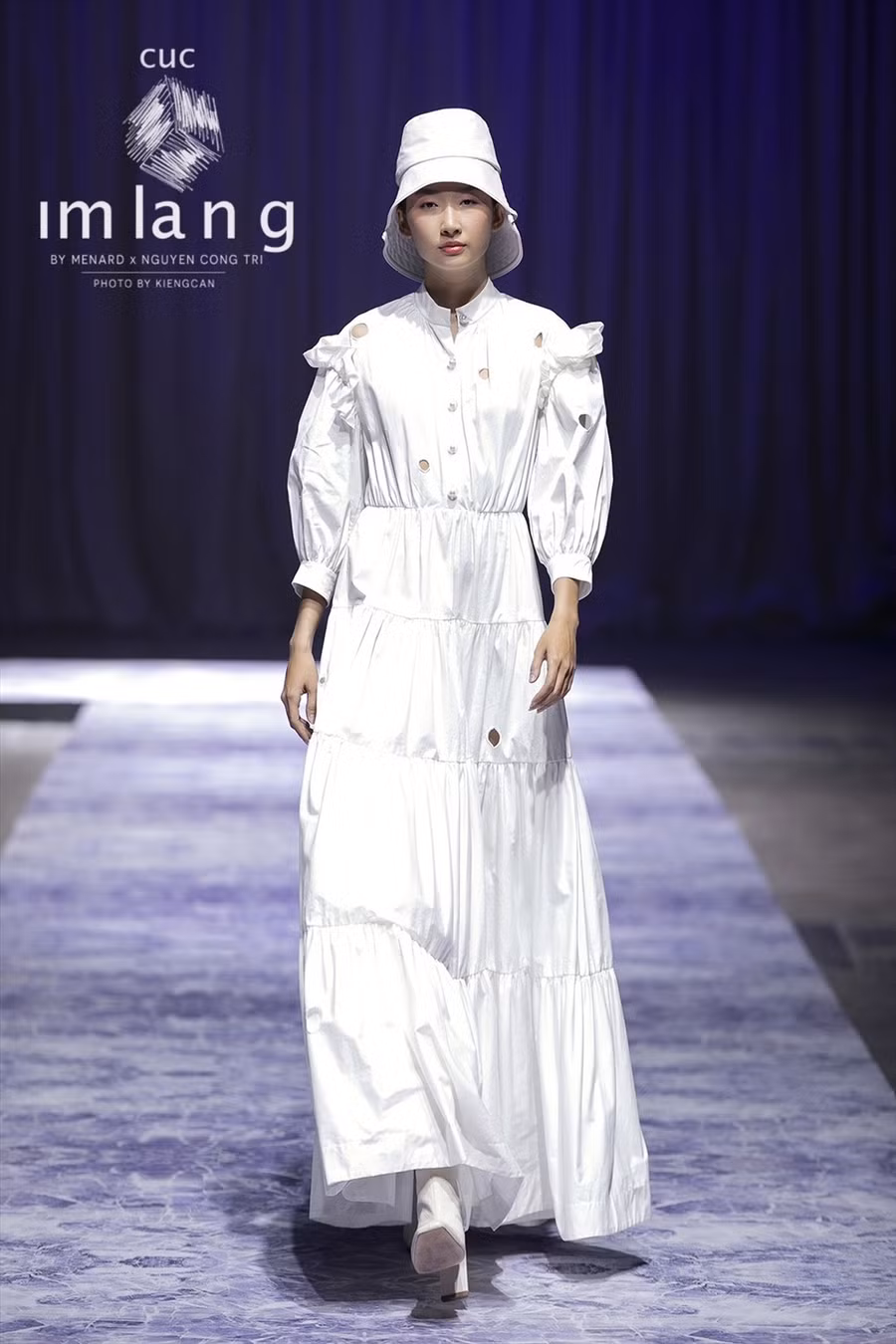  Trình diễn trong bộ sưu tập đầu tiên với vị trí chốt màn, người đẹp tự tin sải bước catwalk điêu luyện với thần thái đầy thu hút. Ảnh: Kiếng Cận.