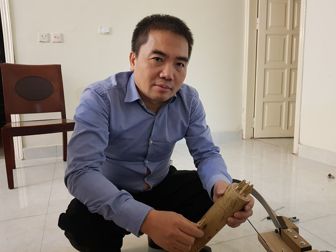 Ông Vũ Đình Thanh giới thiệu về “nỏ thần” - Ảnh: Trinh Nguyễn