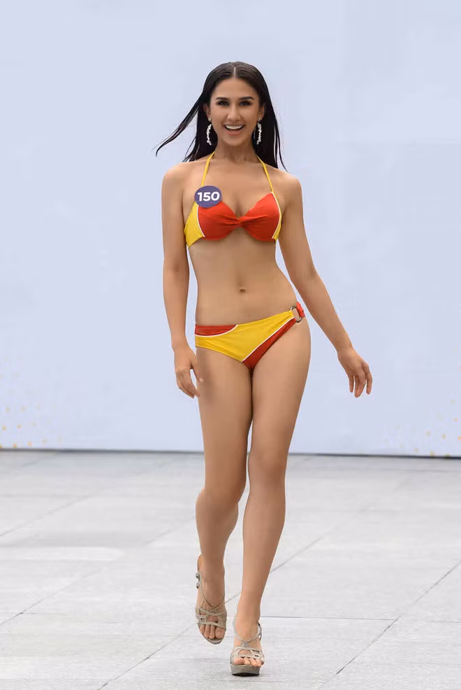 Diana Nguyễn được đánh giá cao bởi gương mặt xinh đẹp. Trong suốt quá trình cuộc thi diễn ra, cô giữ phong độ tốt và chiến thắng 2 thử thách của Tôi là Hoa hậu Hoàn vũ Việt Nam 2019. Tuy nhiên, bất lợi của người đẹp sinh năm 1996 là ở chiều cao 1,66m, số đo ba vòng 91-61-91 - Ảnh: BTC