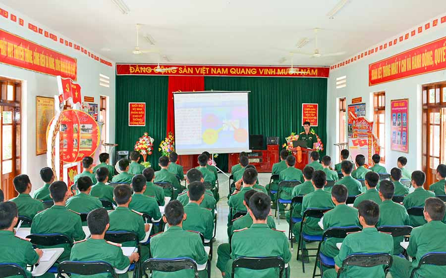 Cán bộ, chiến sĩ Đại đội 5 (Tiểu đoàn 2, Trung đoàn 1, Sư đoàn 2) thảo luận, xử lý tình huống trong đấu tranh phòng-chống âm mưu “Diễn biến hòa bình”. Ảnh: N.A.S Cán bộ, chiến sĩ Đại đội 5 (Tiểu đoàn 2, Trung đoàn 1, Sư đoàn 2) thảo luận, xử lý tình huống trong đấu tranh phòng-chống âm mưu “Diễn biến hòa bình”. Ảnh: N.A.S