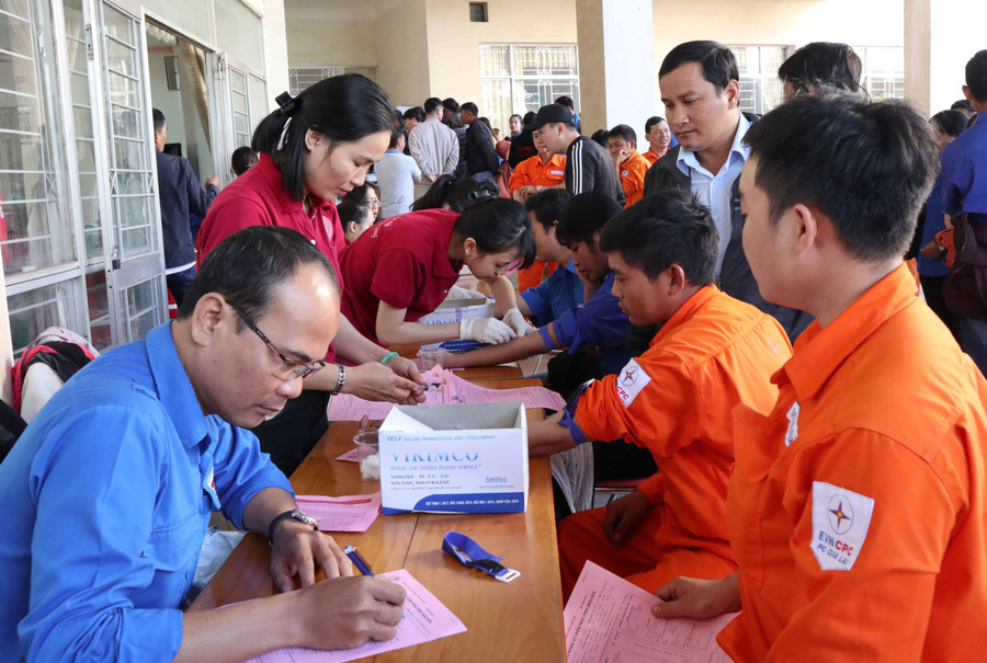 Đoàn viên tham gia hiến máu tình nguyện tại Trung tâm hoạt động Thanh thiếu nhi tỉnh Gia Lai. Ảnh: Ngọc Thu