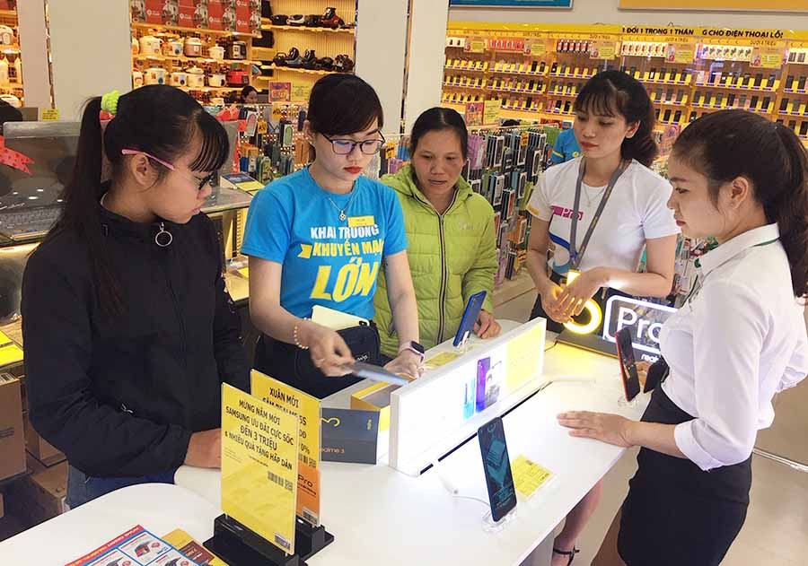  Khách mua hàng tại Siêu thị Điện máy Xanh (279 Nguyễn Tất Thành, TP. Pleiku). Ảnh: V.T