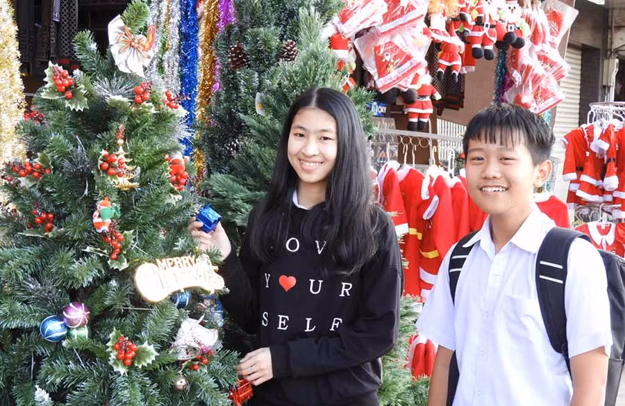 Người dân tham quan và mua sắm các mặt hàng giáng sinh. Ảnh: Thanh Nhật