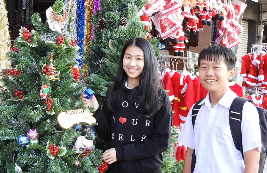 Người dân tham quan và mua sắm các mặt hàng giáng sinh. Ảnh: Thanh Nhật