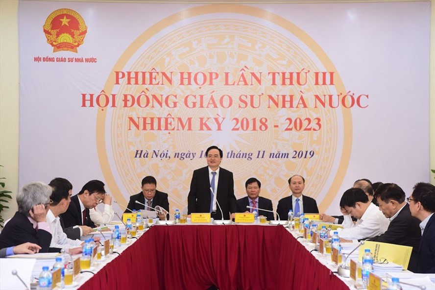 Bộ trưởng Phùng Xuân Nhạ - Chủ tịch Hội đồng Giáo sư nhà nước phát biểu tại phiên họp thứ III Hội đồng giáo sư Nhà nước. (ảnh: LĐO)