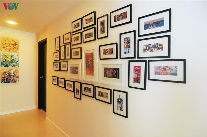 Ở một bức tường khác là góc lưu dấu ký ức qua những bức ảnh đóng khung treo đầy ngẫu hứng. Ở một bức tường khác là góc lưu dấu ký ức qua những bức ảnh đóng khung treo đầy ngẫu hứng.