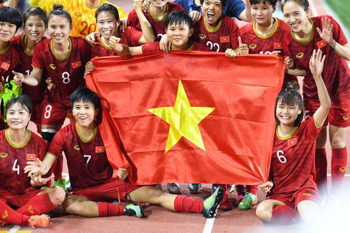 Vinh quang dành cho các nữ cầu thủ Việt Nam.  Vinh quang dành cho các nữ cầu thủ Việt Nam.