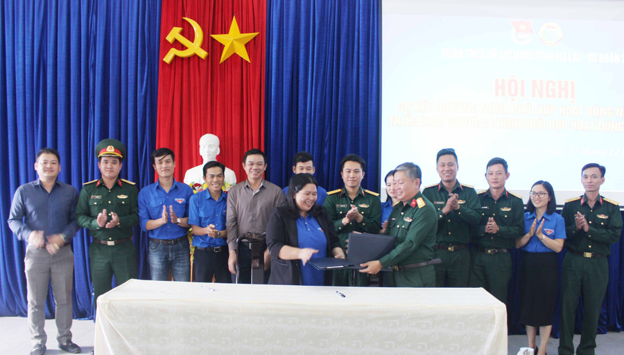 Tỉnh Đoàn và Sư đoàn Bộ binh 2 ký kết chương trình phối hợp năm 2020. Ảnh: Phan Lài