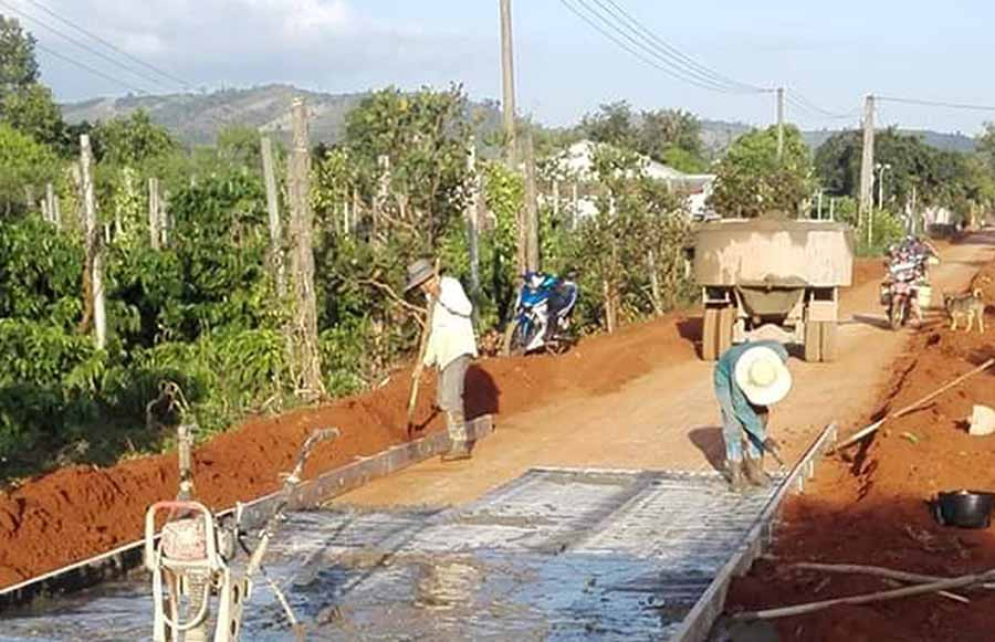 Người dân xã Ia Din (huyện Đức Cơ) tự nguyện hiến đất làm đường giao thông nông thôn. Ảnh: V.T  Người dân xã Ia Din (huyện Đức Cơ) tự nguyện hiến đất làm đường giao thông nông thôn. Ảnh: V.T