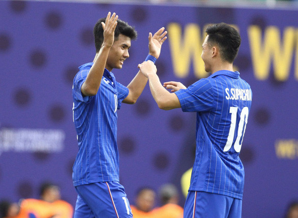  Suphanat (trái) có ngày thi đấu chói sáng - Ảnh: SIAM SPORT