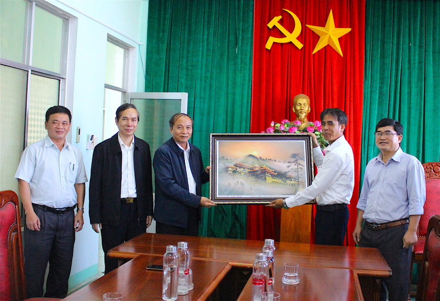 Đoàn công tác tỉnh Vĩnh Phúc làm việc và tặng quà lưu niệm cho UBND huyện Phú Thiện (Gia Lai). Ảnh: Hồng Thi