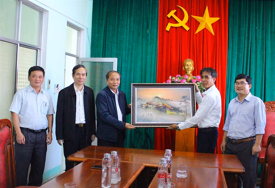 Đoàn công tác tỉnh Vĩnh Phúc làm việc và tặng quà lưu niệm cho UBND huyện Phú Thiện (Gia Lai). Ảnh: Hồng Thi