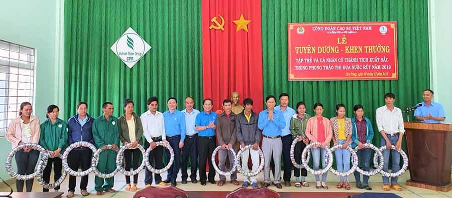 Trao lốp xe máy cho công nhân đạt thành tích xuất sắc. Ảnh: Đinh Yến