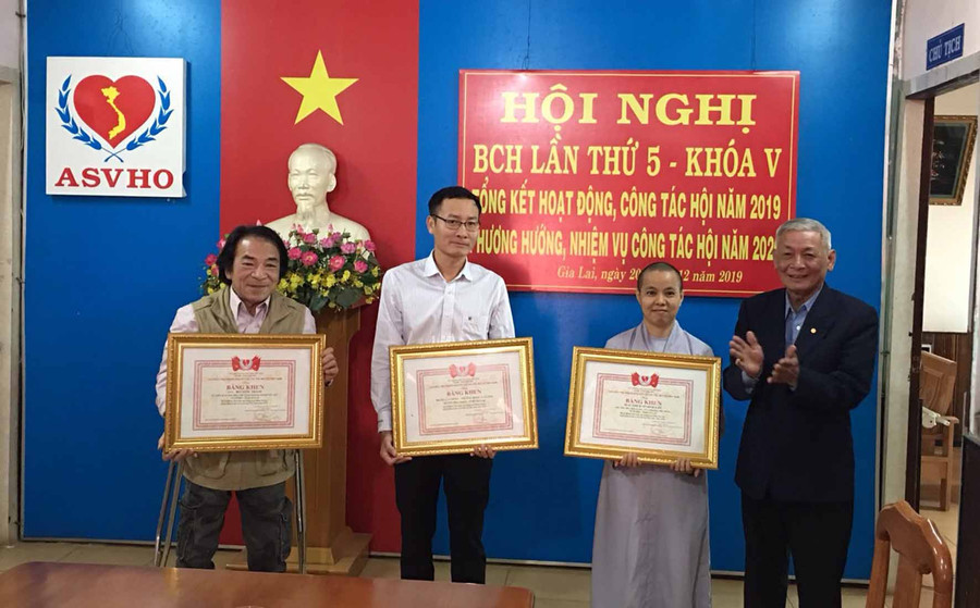 Đại diện Tỉnh hội tặng bằng khen cho các tập thể, cá nhân có thành tích trong hoạt động bảo trợ người khuyết tật và trẻ mồ côi năm 2019. Ảnh: Hà Phương